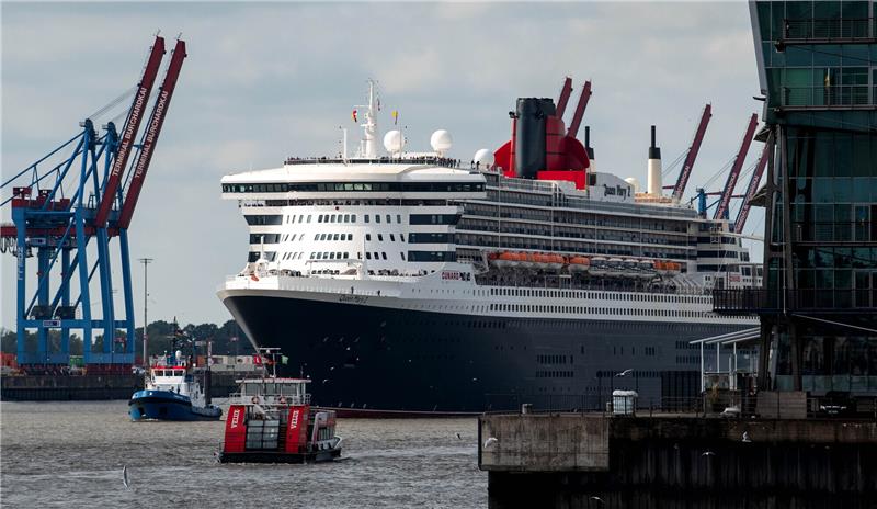 Die „Queen Mary 2“ zieht auf der Elbe am Hamburger Containerterminal vorbei. Foto: Daniel Bockwoldt/dpa