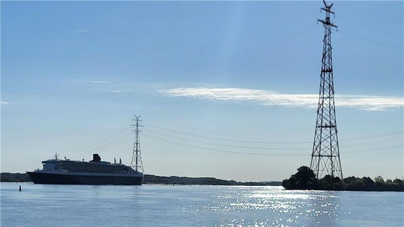 Die Queen Mary passiert Lühesand, aufgenommen von Joachim Steffens in Twielenfleth.