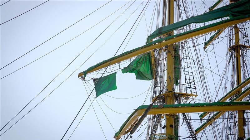 Die Quermasten der „Alex II“ sind geknickt, die Segel herausgerissen. Foto: Ralf Masorat