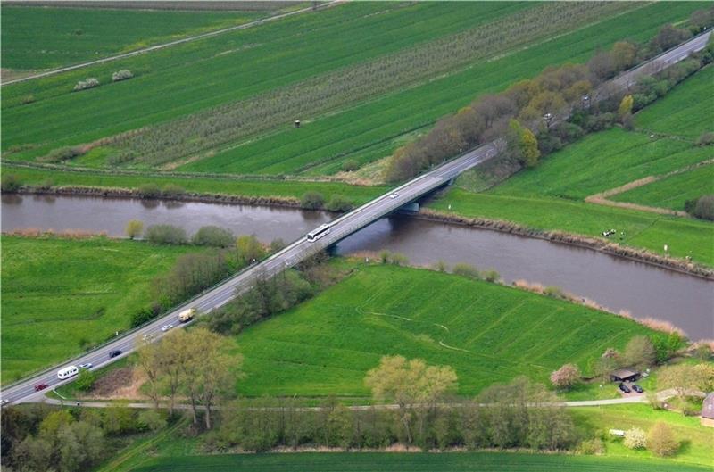 Die Querung zwischen Hechthausen und Burweg stellt den Brückenschlag zwischen zwei Landkreisen stellt dar. Doch die Brücke ist ein Fall für die Abrissbirne. Ein Neubau soll spätestens 2025 stehen. Foto: Schröder