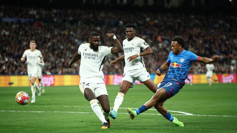 „Dürfen nicht rausfliegen“: RB scheitert an Real Madrid Die RB-Offensive um Lois Openda (r) ließ zahlreiche gute Chancen liegen.