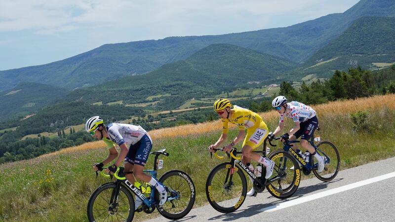 Die Rad-Superstars Tadej Pogacar und Jonas Vingegaard schonen sich auf der 17. Etappe nicht. 