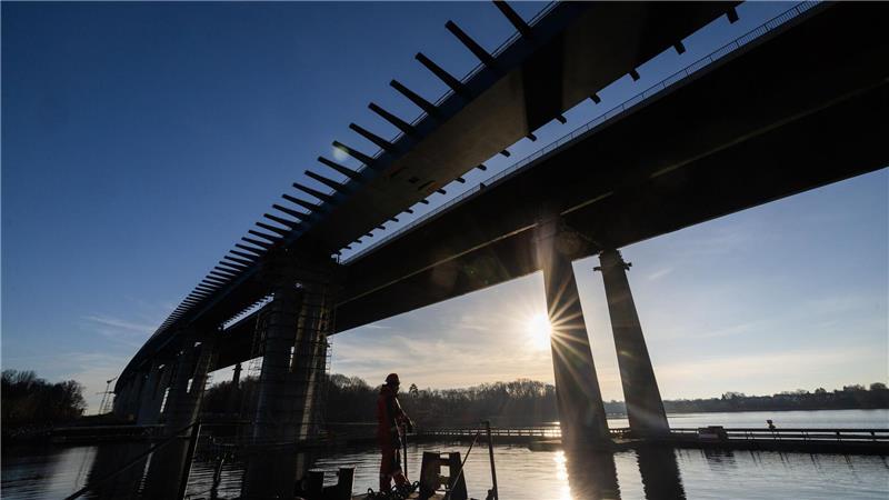 Bau der neuen Rader Hochbrücke kommt voran Die Rader Hochbrücke: Links neu, rechts alt.