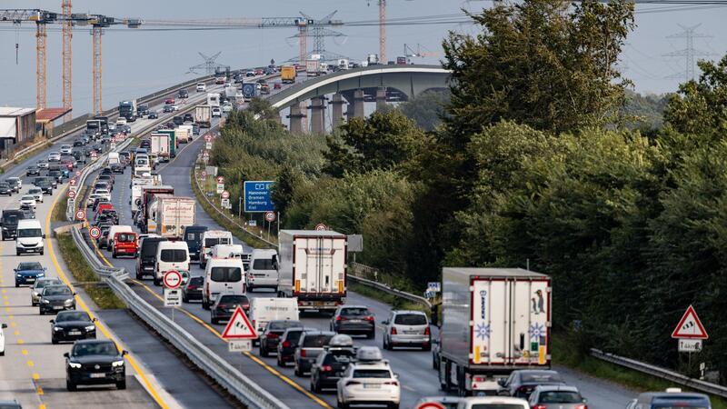 Rader Hochbrücke wird engmaschig kontrolliert Die Rader Hochbrücke kann nur noch bis 2026 genutzt werden. (Archivbild)