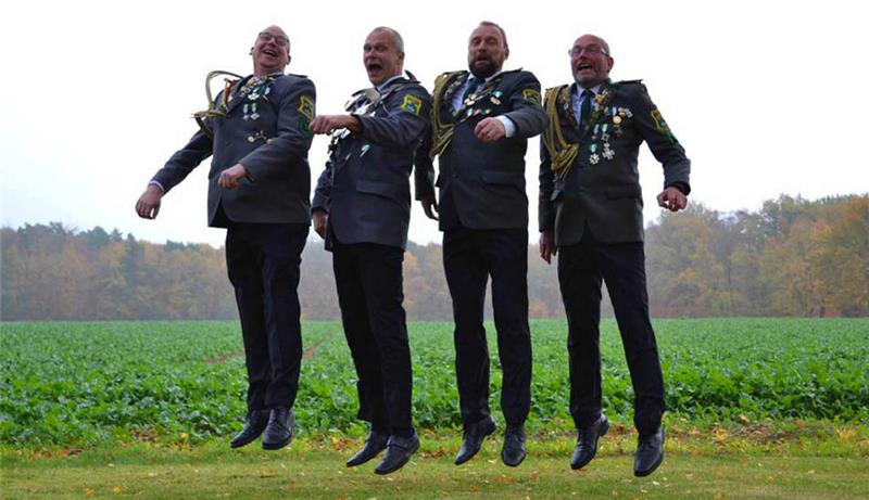 Die Rader Würdenträger: Adjutant Dirk Behrend (DJ), König Michael Holst. Adjutant Uli Meier, Adjutant Martin Kruse. Foto: Verein