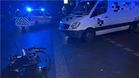 Die Radfahrerin stürzte und musste ins Krankenhaus.