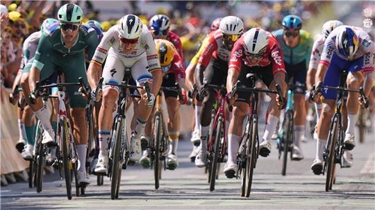 Die Radprofis im Massensprint auf der neunten Etappe. 
