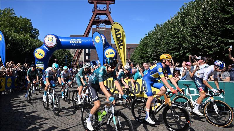 Starke Geste: Radstar Lipowitz bei D-Tour als Wasserträger Die Radprofis starten in der Zeche Zollverein in Essen auf die erste Etappe der Deutschland Tour.
