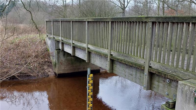 Die Radwegbrücke über die Aue zwischen Bargstedt und Klein Hollenbeck an der Hollenbecker Straße wird für den Verkehr gesperrt.
