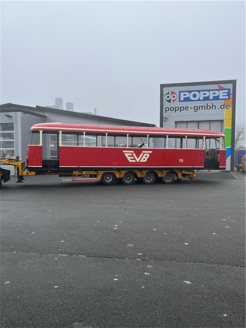 Die Räder am Moorexpress sind die falschen. Das historische Fahrzeug, das zwischen Ende April und Anfang Oktober die Hansestädte Stade und Bremen verbindet, wird per Lkw zurück auf die Schiene gebracht.