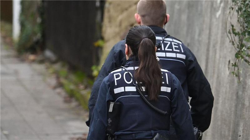 Die Räuber stahlen laut Polizei Bargeld und Schmuck im Wert von mehreren Hunderttausend Euro und flüchteten unerkannt.