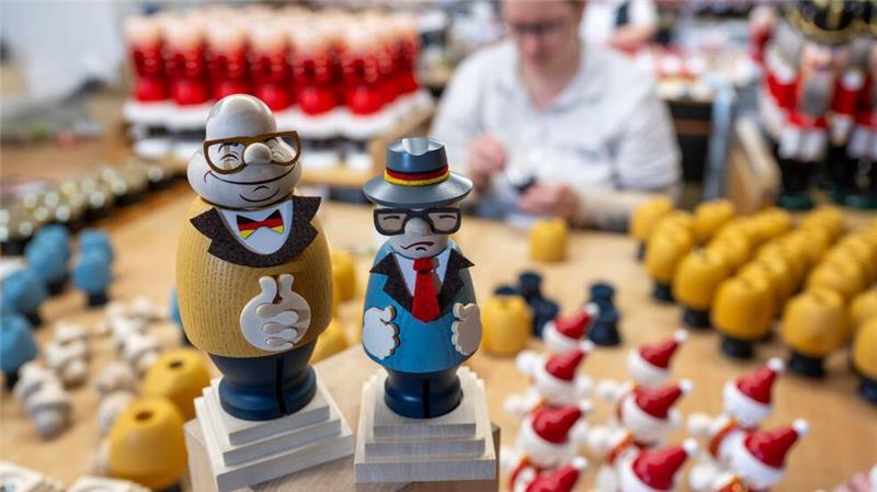Weihnachtsgeschäft: Honecker und Kohl als Räuchermännchen Die Räuchermännchen aus dem Erzgebirge sind traditionell und modern zugleich.