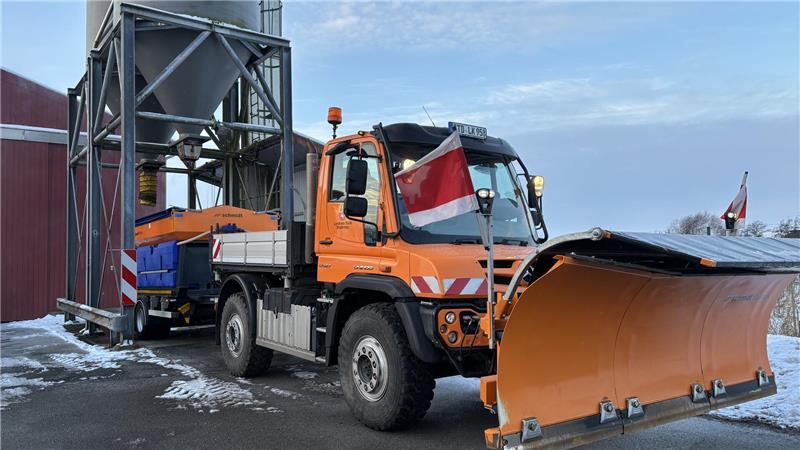 Die Räum- und Streufahrzeuge werden auf dem Gelände der Straßenmeisterei mit Auftausalz und Lauge befüllt und nach jedem Einsatz per Hand von den Mitarbeitern gewaschen.