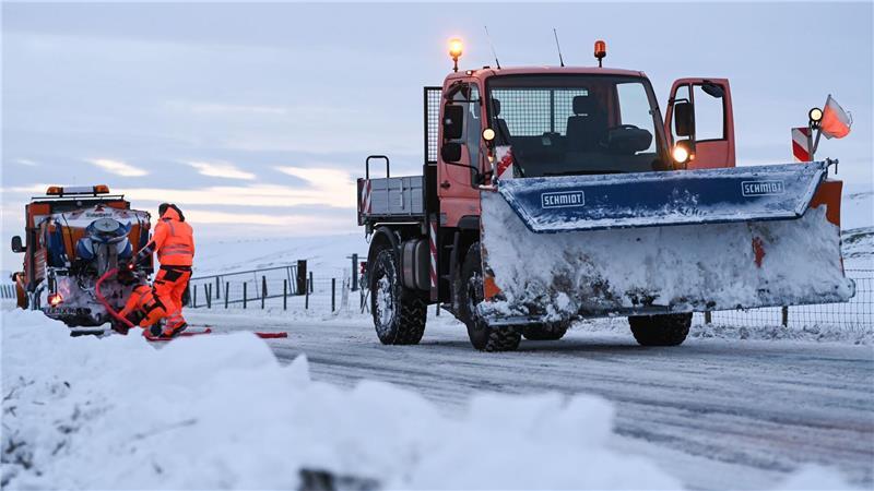 Die Räumdienste haben Probleme, Schneeverwehungen von den Straßen in Ostfriesland zu räumen. 