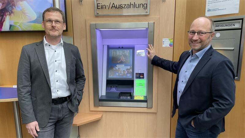 Die Raiba-Vorstände Markus Graf und Peter Beck, hier vor dem Geldautomaten der Bankstelle in Burhave, bedauern, dass sie die SB-Stellen in Waddens, Stollhamm und Eckwarden aufgeben mussten. Die Gefahrenlage ließ ihnen keine andere Wahl.