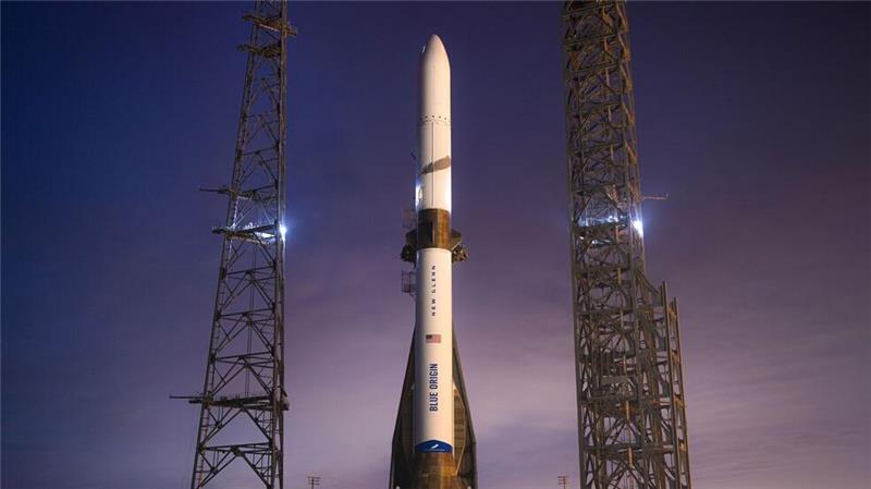 Die Rakete „New Glenn“ ist rund 100 Meter hoch. Sie ist nach John Glenn benannt, dem ersten US-amerikanischen Astronauten in einer Erdumlaufbahn.