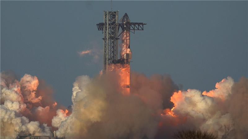 Die Rakete „Starship“ von SpaceX hebt zu einem Testflug von der Starbase in Boca Chica ab.