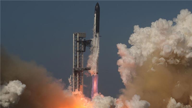 Die Rakete „Starship“ von SpaceX startet zu einem Testflug von der Starbase in Texas.
