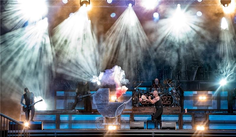 Hitze, Sound und Explosionen: Rammstein-Cover-Band gastiert im Stadeum Die Rammstein-Cover-Band Stahlzeit tritt mit ihrer Tribute-Show „Schutt & Asche“ im Stadeum auf. Foto: Jana Breternitz