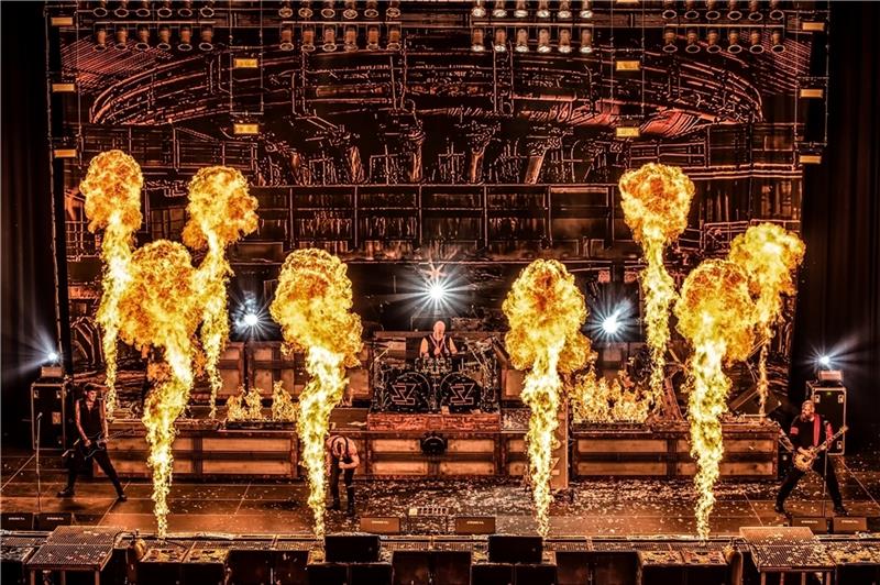 Hitze, Sound und Explosionen: Rammstein-Cover-Band gastiert im Stadeum Die Rammstein-Cover-Band Stahlzeit verwandelt mit ihrer Tribute-Show das Stadeum in einen Höllenofen - getreu ihrem Tour-Motto „Schutt & Asche“. Foto: Jana Breternitz