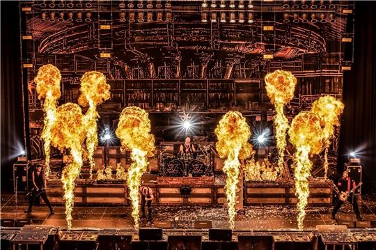 Die Rammstein-Cover-Band Stahlzeit verwandelt mit ihrer Tribute-Show das Stadeum in einen Höllenofen - getreu ihrem Tour-Motto „Schutt & Asche“. Foto: Jana Breternitz