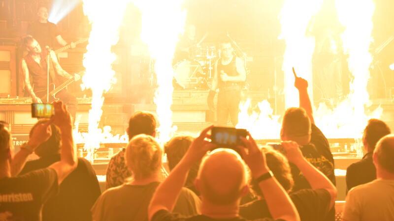 Führung im Team: Das hat die Fünferbande im Stadeum vor Die Rammstein-Tribute-Band Stahlzeit liefert eine feurige Show im Stadeum ab - Konzerte wie diese soll es vermehrt geben.