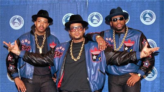 Die Rap-Gruppe Run-DMC: Joseph „Run“ Simmons (l-r), Darryl „DMC“ McDaniels und Jason Mizell „Jam Master Jay“, im März 1988.