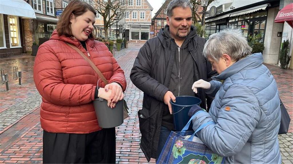 Die Ratsfrau Janet Hüsgen und der Ratsherr Benjamin Koch-Böhnke waren als Verkau...