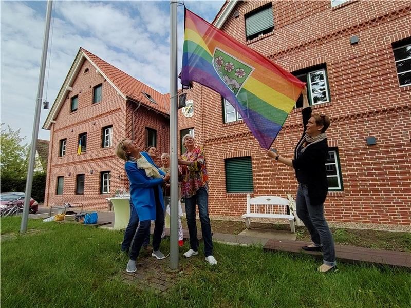 Die Ratsfrauen hissen die Regenbogenfahne vor dem Rathaus: Ulrike Mohr, Sonja Zinke, Michaela Peske, Nicola Hahn und Margaret Schindler (von links). Inge Massow-Oltermann fehlt. Foto: Lohmann