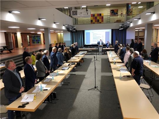 Die Ratsmitglieder werden im neuen Forum der Porta-Coeli-Schule bei der konstituierenden Sitzung verpflichtet. Fotos: Klempow