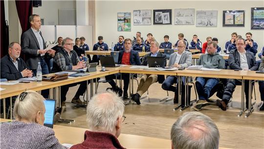 Die Ratssitzung am Mittwoch stieß auf ungewöhnlich großes Interesse. Zahlreiche D/A-Fußballer waren vor Ort.