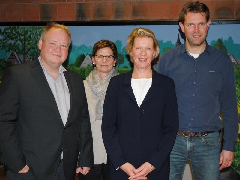 Die Ratsspitze in Krummendeich: Mario Hointza als zweiter stellvertretender Bürgermeister, Gemeindedirektorin Erika Hatecke, Bürgermeisterin Christiane von der Decken und ihr erster Stellvertreter Stephan Bohn (von links).