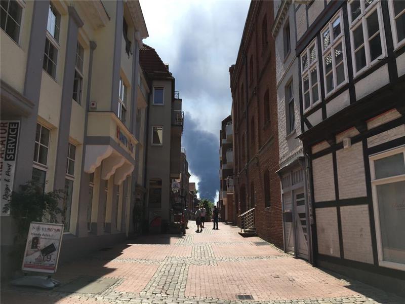 Großfeuer im Stader Recyclingzentrum unter Kontrolle Die Rauchsäule ist auch aus der Altstadt gut zu sehen. Foto: Schulz