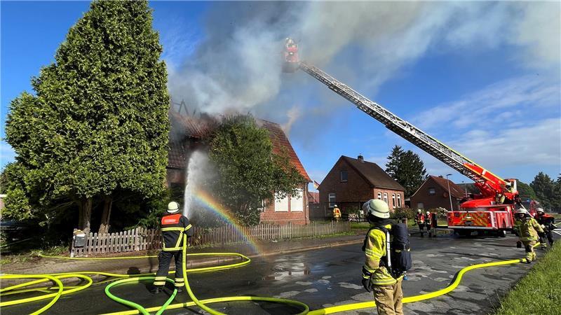 Die Rauchsäule ist von Weitem zu sehen.