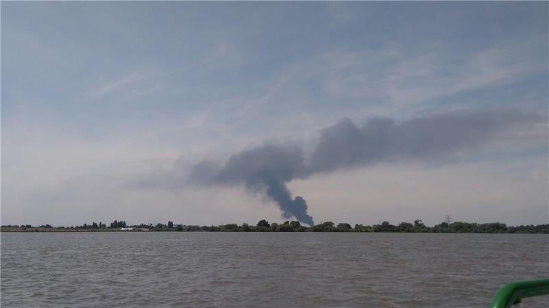 Großfeuer im Stader Recyclingzentrum unter Kontrolle Die Rauchsäule war auch aus weiter Ferne zu sehen. Foto: Schleif
