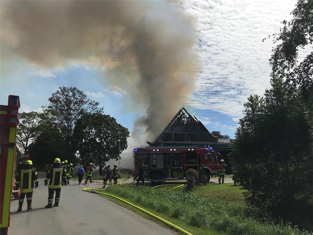 Die Rauchsäule weist den Weg zum Einsatzort.