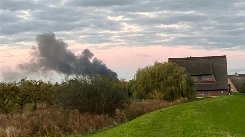 Die Rauchwolke war über Deich und Elbe hinweg weithin zu sehen.
