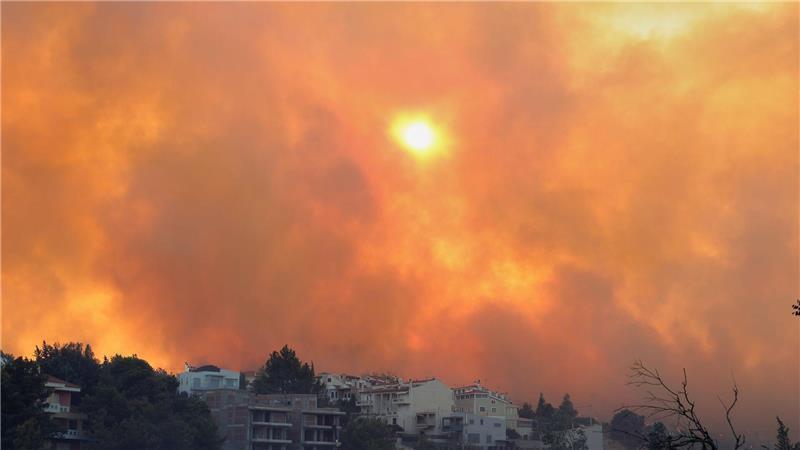 Feuer nahe Athen - Häuser in Flammen Die Rauchwolken des Brandes ziehen auch über die rund 25 Kilometer entfernte Hauptstadt Athen