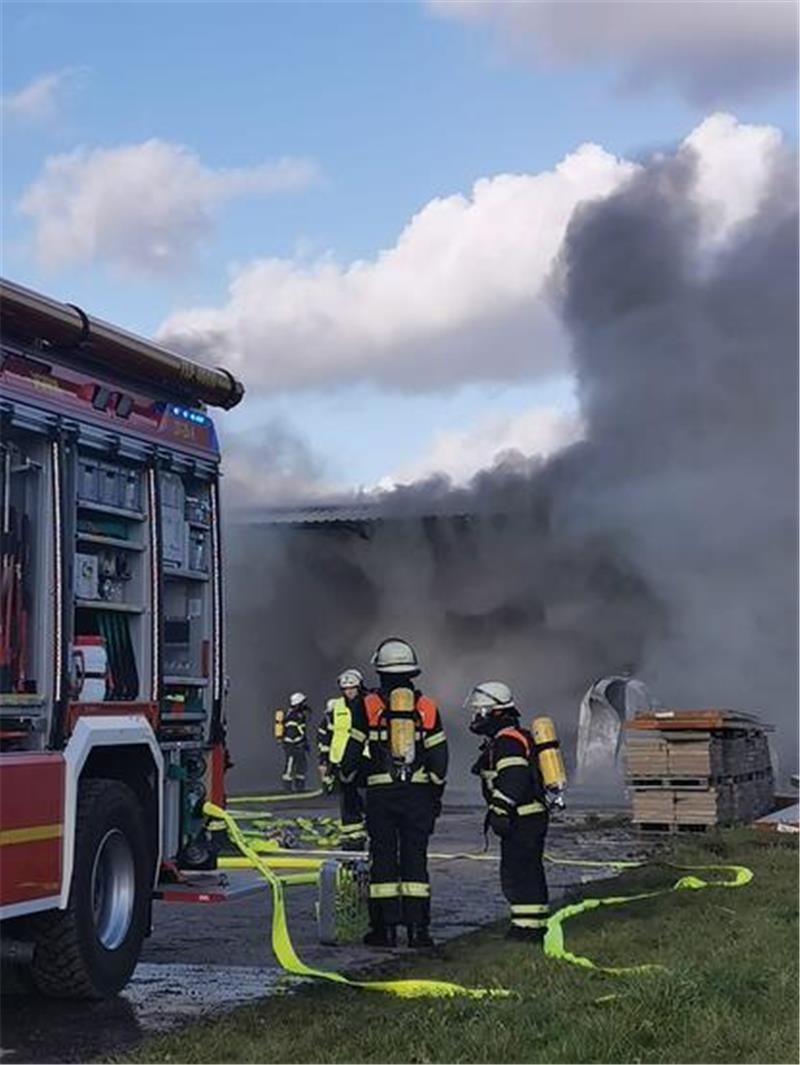 Feuer auf Obsthof im Alten Land - 350.000 Euro Schaden Die Rauchwolken zogen in Richtung Jork.