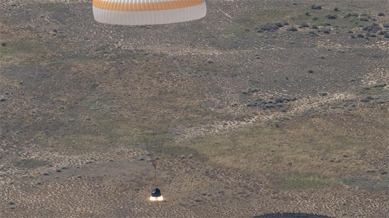 Die Raumkapsel Sojus MS-28 landet in der kasachischen Steppe