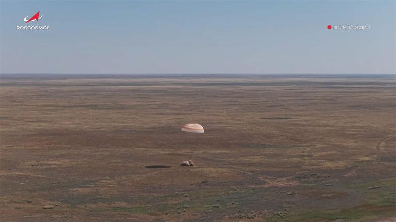 Drei Raumfahrer von der ISS zurückgekehrt Die Raumkapsel mit den Raumfahrern Williams, Kud-Sverchkov und Mikaev