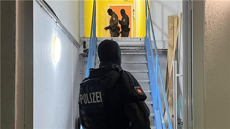 Die Razzia belastet die Angeklagten - nach eigener Aussage - psychisch bis heute. Eine Ehefrau verlor laut Anwalt infolge der Türsprengung das ungeborene Kind.