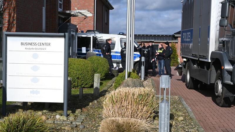 Europaweiter Schlag gegen Clankriminalität: Razzia auch in Drochtersen in Co.Net-Zentrale Die Razzia der Polizei läuft, in der Zentrale von Co.Net wird Beweismaterial gesichert. Gegen 9 Uhr hatten Schwerbewaffnete das Gebäude gestürmt.