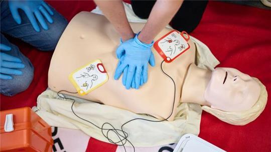 Die Reanimation mithilfe eines Defibrillators wird in der Erste-Hilfe-Ausbildung demonstriert.