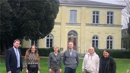 Die Rechtsanwälte Lars Kohnert und Jana Lind-Johnen, die Eigentümer Grietje und Alle Ausma und die Pflegedienstbetreiber Marko und Carmen Lüke (von links).