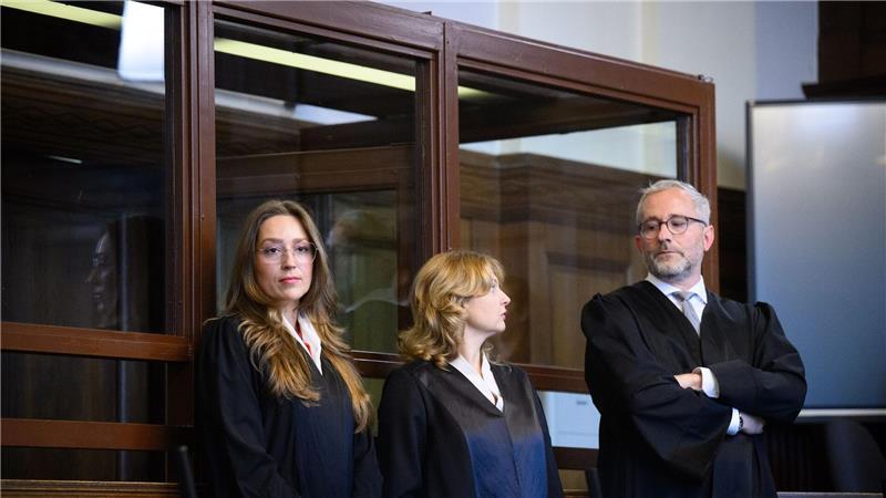 Die Rechtsanwälte des angeklagten Palliativmediziners. 