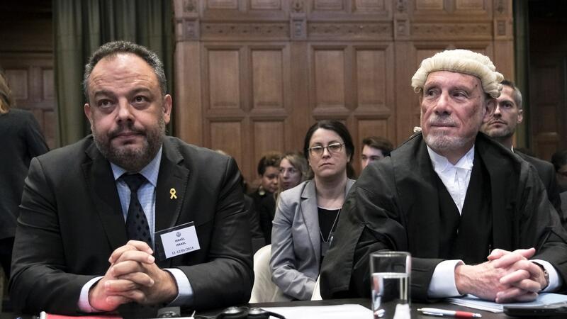 Israel wegen Völkermord-Klage vor UN-Gericht Die Rechtsberater des israelischen Außenministeriums, Tal Becker (l) und Malcolm Shaw, bei der Eröffnung der Anhörungen am Internationalen Gerichtshof.