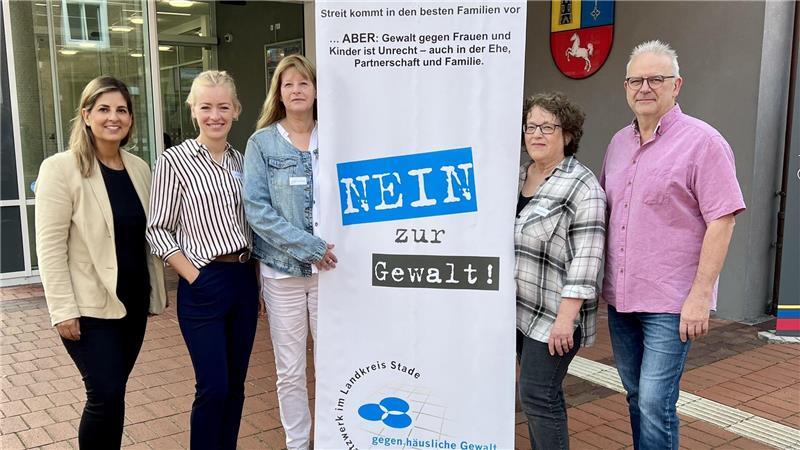 Die Rechtsmedizinerin Sarah Stockhausen und Dr. Thorsten Kokott informieren über ProBeweis gegen Häusliche Gewalt. Eingeladen haben Gleichstellungsbeauftragte Elena Knoop, Gaby Siedentopf von der Beratungsstelle BISS und Hanne Rathjens vom Frauenhaus.