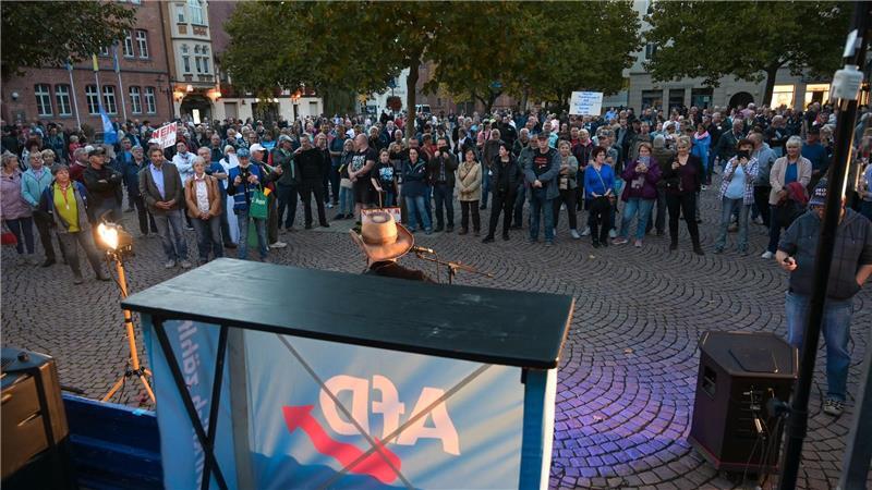 Die Rechtspopulisten sind seit Jahren an vielen Orten regelmäßig vertreten - nicht nur mit Infoständen, sondern auch bei Demonstrationen und Bürgerdialogen. (Archivbild)