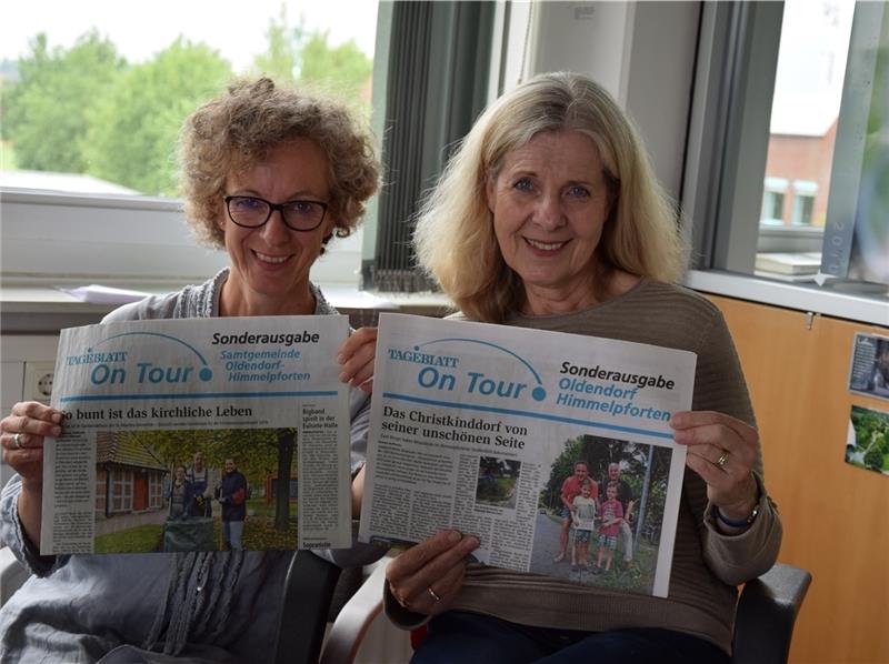 Die Redakteurinnen Susanne Helfferich und Jutta Eidtmann mit früheren on-tour-Sonderausgaben. Für eine aktuelle sind sie am 19. Juli in Himmelpforten und am 20. Juli in Oldendorf unterwegs. Foto: Albus